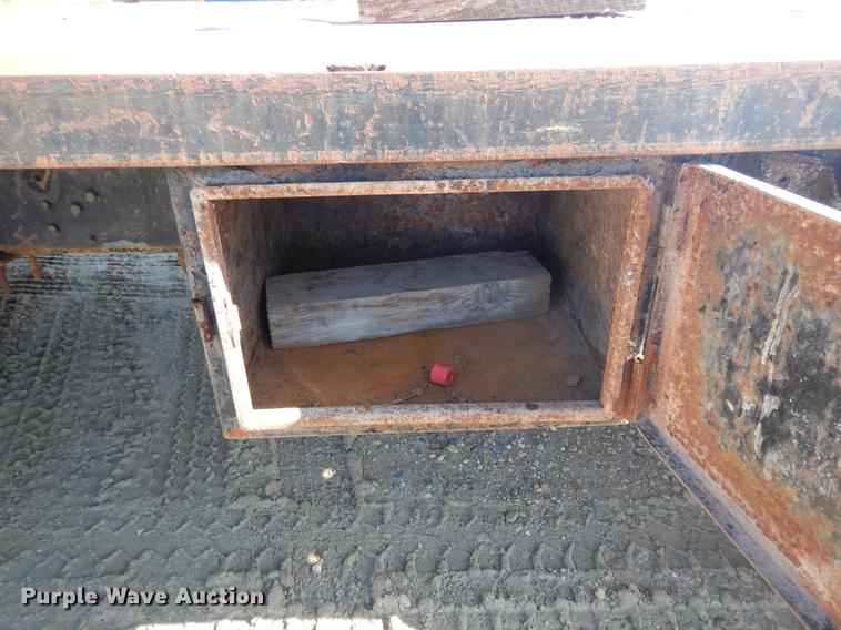 image for item DD3620 1981 International 2574 flatbed truck