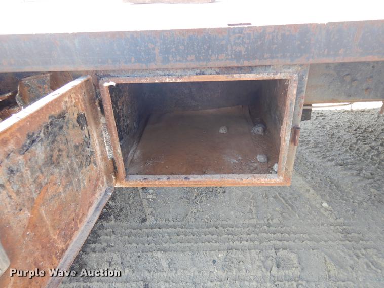 image for item DD3620 1981 International 2574 flatbed truck