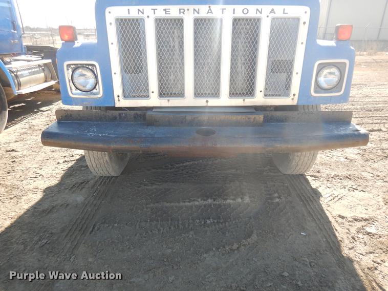 image for item DD3620 1981 International 2574 flatbed truck