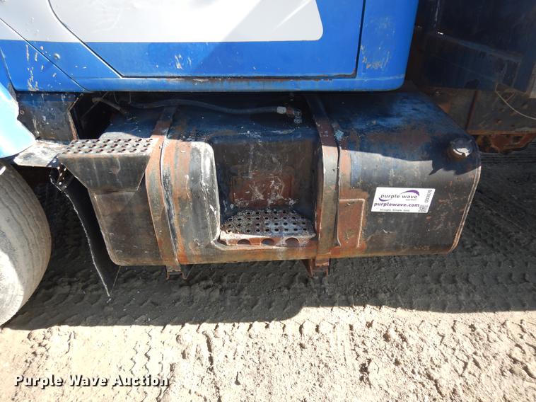 image for item DD3620 1981 International 2574 flatbed truck