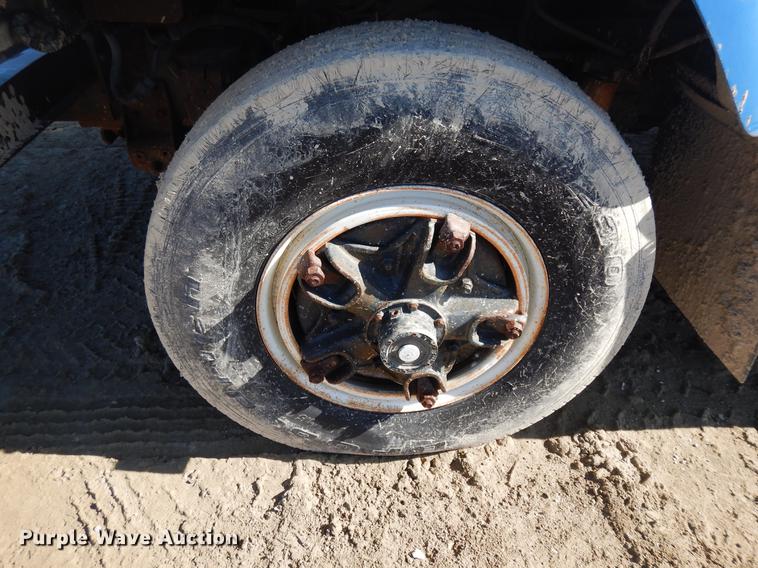 image for item DD3620 1981 International 2574 flatbed truck