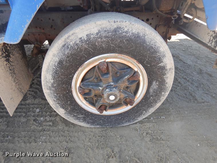 image for item DD3620 1981 International 2574 flatbed truck