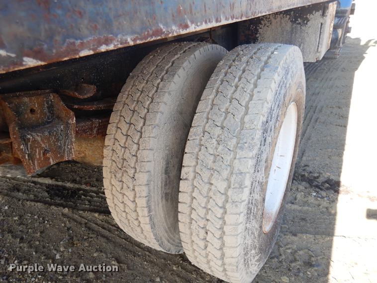 image for item DD3620 1981 International 2574 flatbed truck