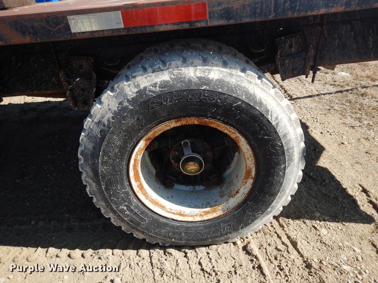 image for item DD3620 1981 International 2574 flatbed truck