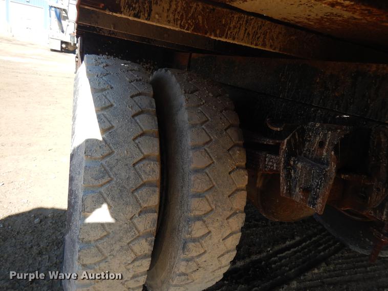 image for item DD3620 1981 International 2574 flatbed truck