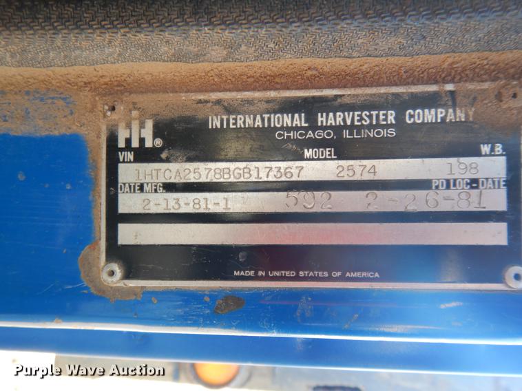 image for item DD3620 1981 International 2574 flatbed truck