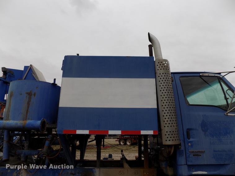 image for item DD3665 2006 Sterling L-Line cement pump truck