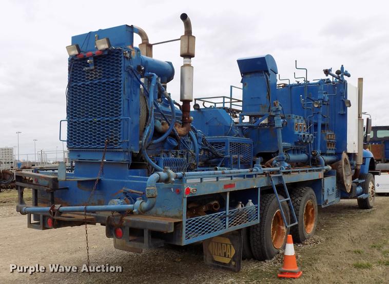 image for item DD3666 2004 International 7600 pump truck