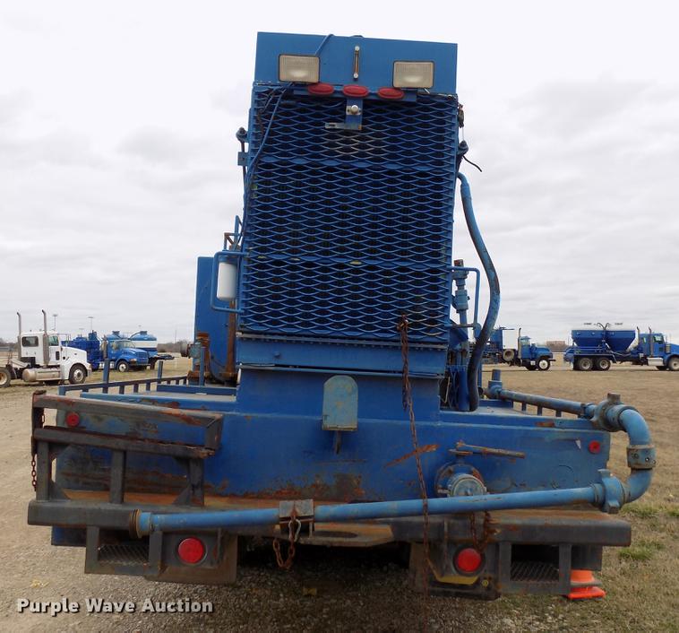 image for item DD3666 2004 International 7600 pump truck