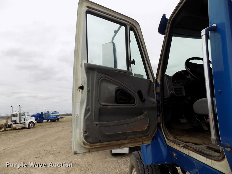 image for item DD3666 2004 International 7600 pump truck