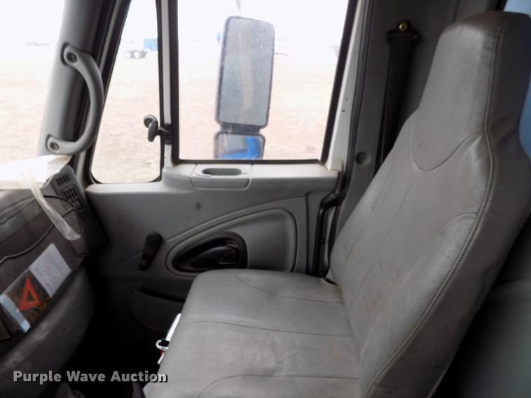 image for item DD3666 2004 International 7600 pump truck