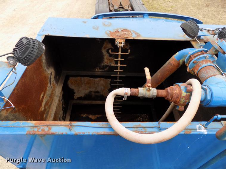 image for item DD3666 2004 International 7600 pump truck