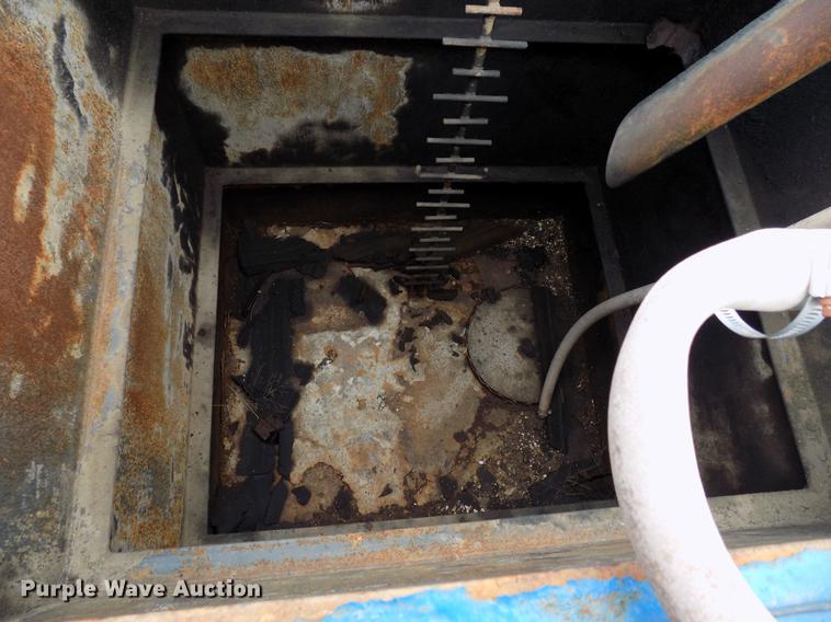 image for item DD3666 2004 International 7600 pump truck