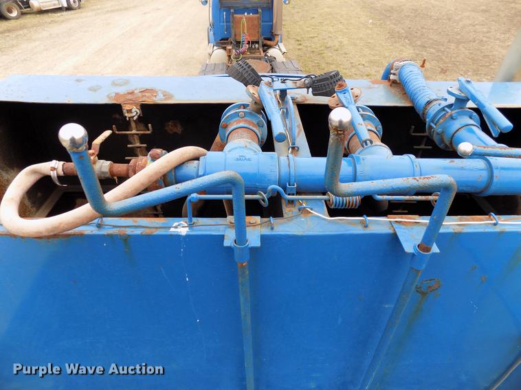 image for item DD3666 2004 International 7600 pump truck