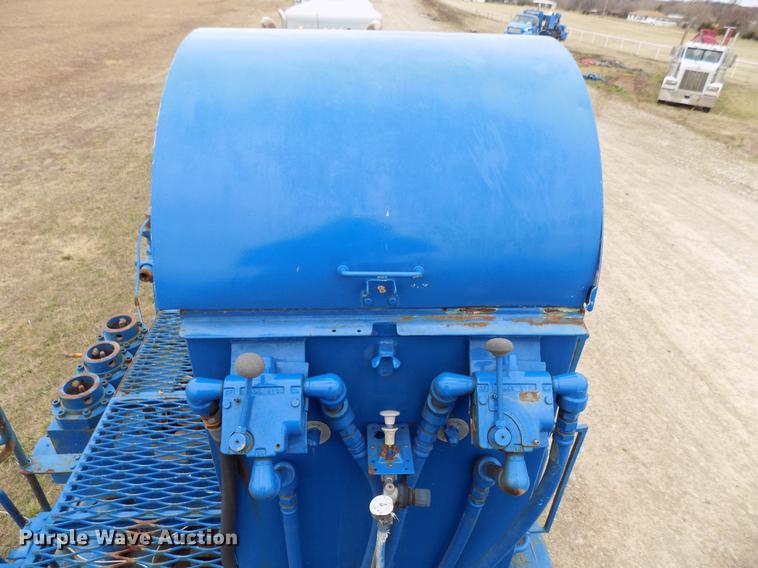 image for item DD3666 2004 International 7600 pump truck