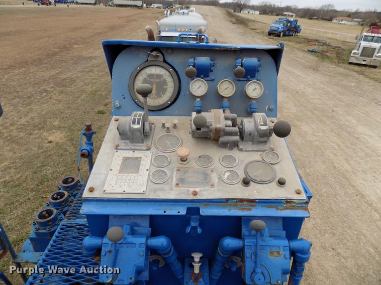 image for item DD3666 2004 International 7600 pump truck