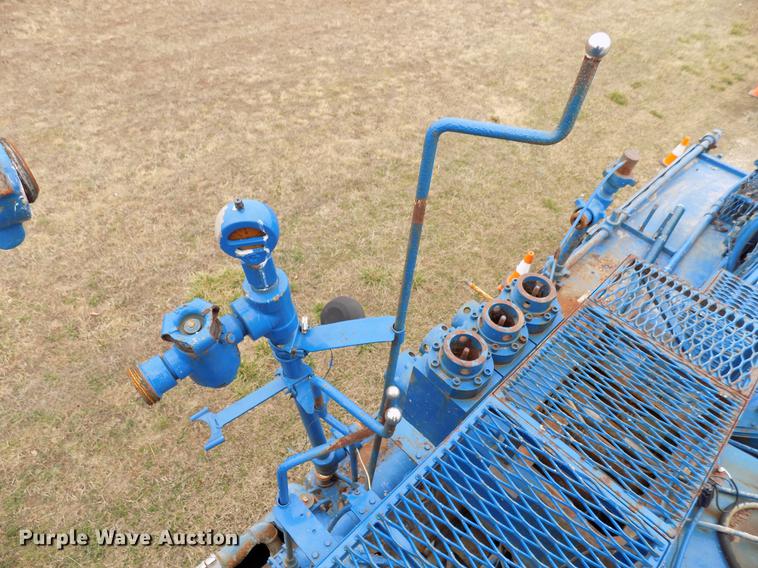 image for item DD3666 2004 International 7600 pump truck