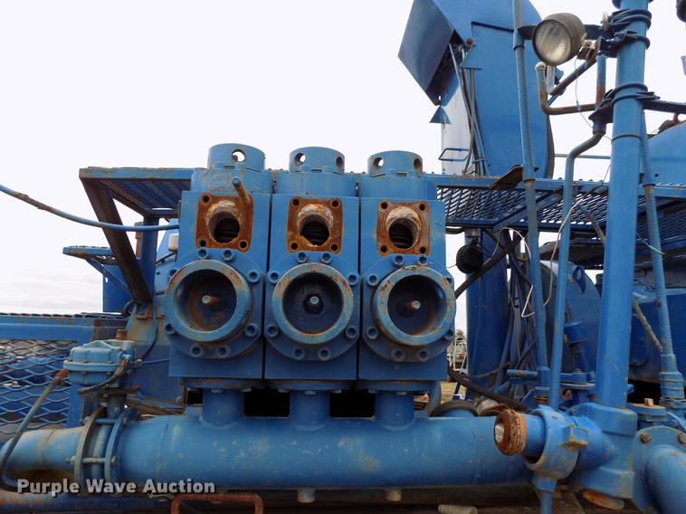 image for item DD3666 2004 International 7600 pump truck