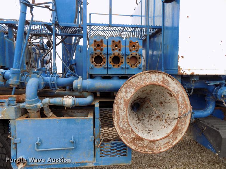 image for item DD3666 2004 International 7600 pump truck