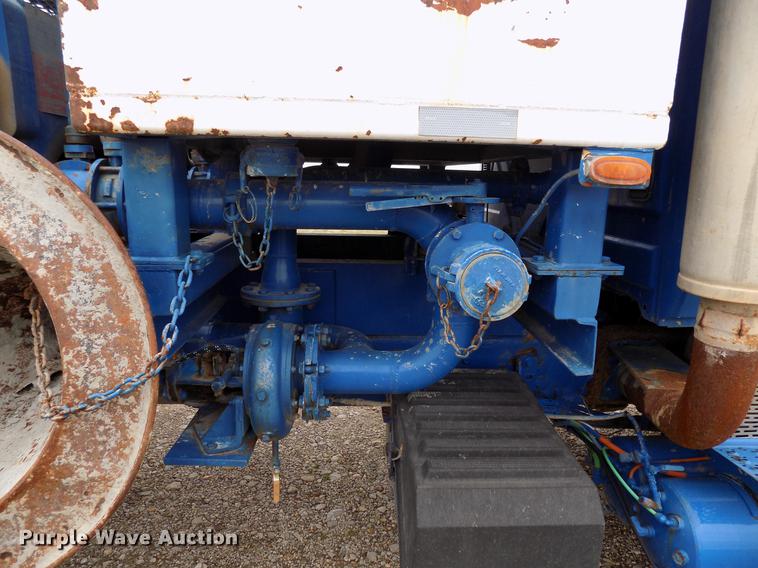 image for item DD3666 2004 International 7600 pump truck