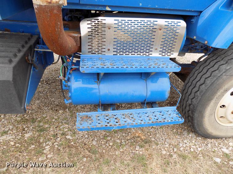 image for item DD3666 2004 International 7600 pump truck