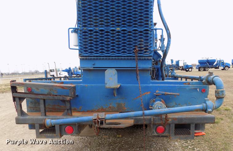 image for item DD3666 2004 International 7600 pump truck