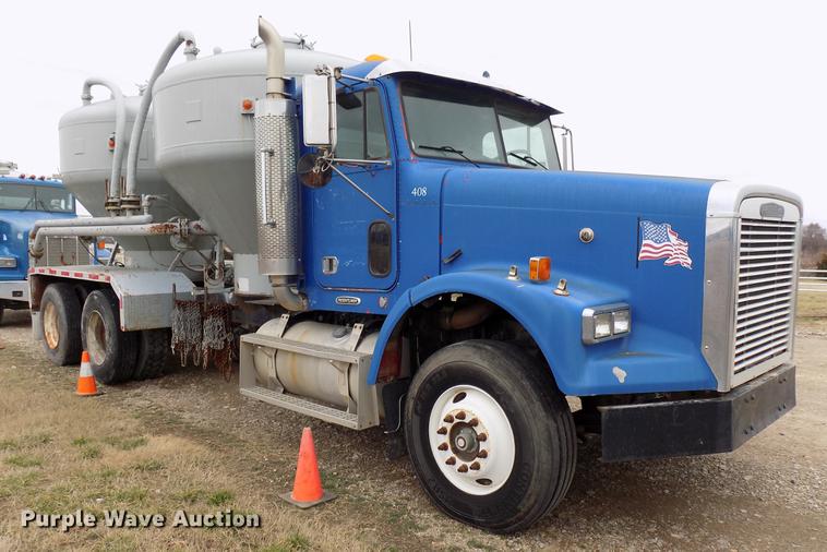 image for item DD3667 1995 Freightliner FLD pump truck