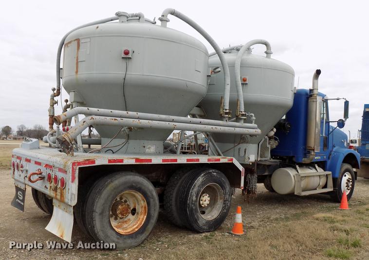 image for item DD3667 1995 Freightliner FLD pump truck