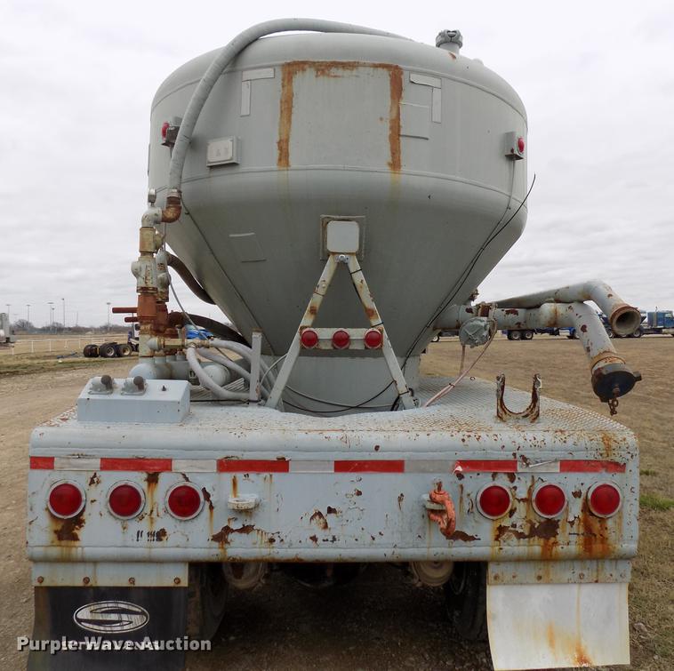 image for item DD3667 1995 Freightliner FLD pump truck