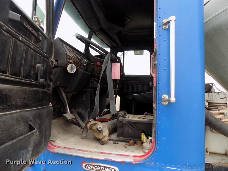 image for item DD3667 1995 Freightliner FLD pump truck