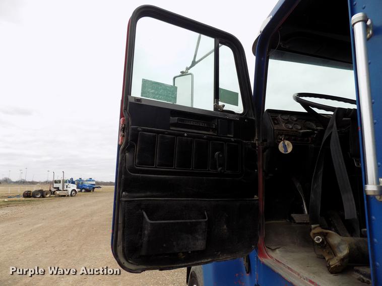 image for item DD3667 1995 Freightliner FLD pump truck