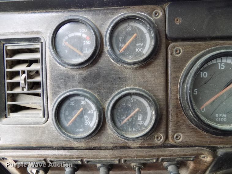 image for item DD3667 1995 Freightliner FLD pump truck