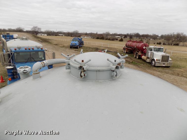 image for item DD3667 1995 Freightliner FLD pump truck