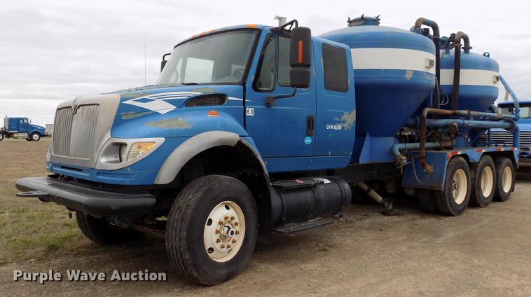 image for item DD3671 2007 International 7600 bulk cement truck