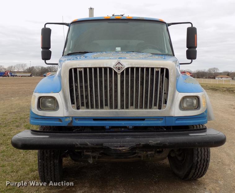 image for item DD3671 2007 International 7600 bulk cement truck