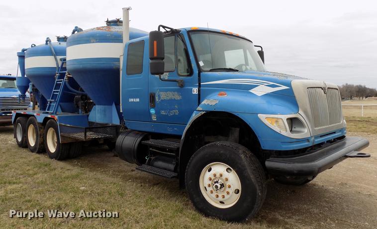 image for item DD3671 2007 International 7600 bulk cement truck