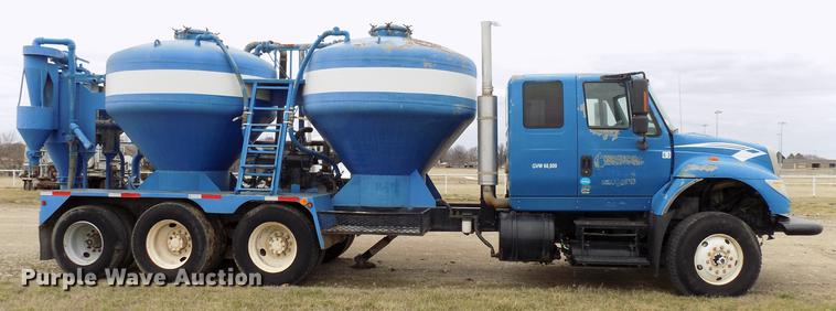 image for item DD3671 2007 International 7600 bulk cement truck