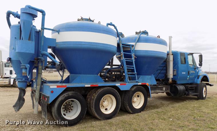 image for item DD3671 2007 International 7600 bulk cement truck