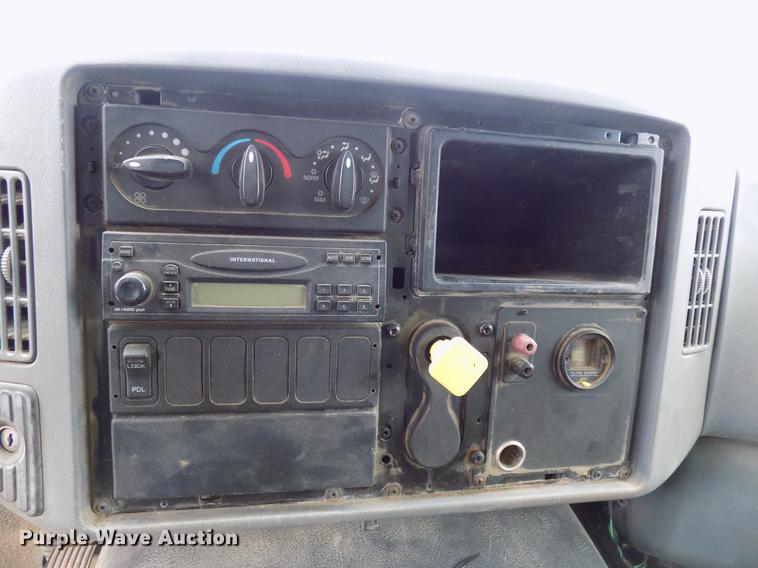 image for item DD3671 2007 International 7600 bulk cement truck