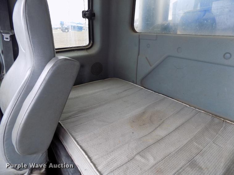 image for item DD3671 2007 International 7600 bulk cement truck