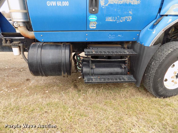 image for item DD3671 2007 International 7600 bulk cement truck