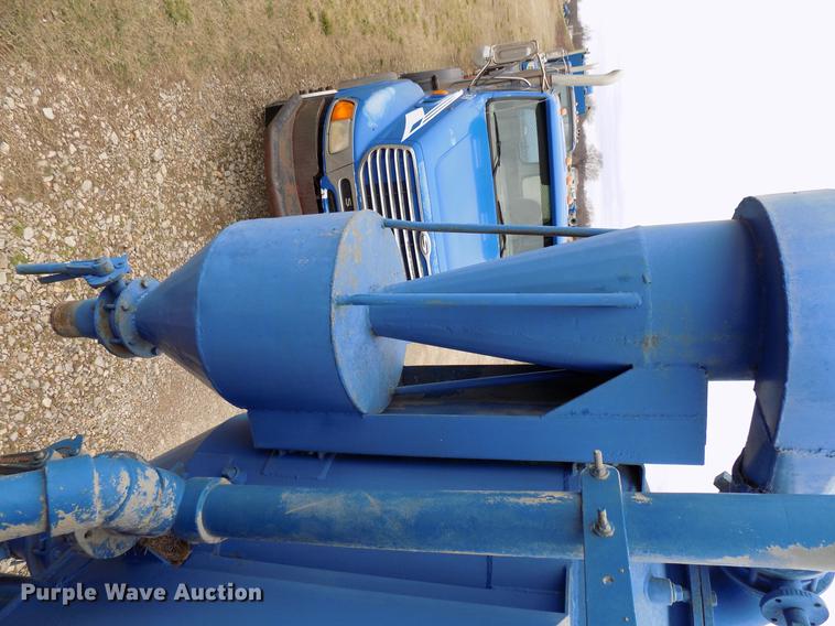 image for item DD3671 2007 International 7600 bulk cement truck