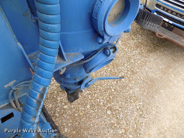 image for item DD3671 2007 International 7600 bulk cement truck