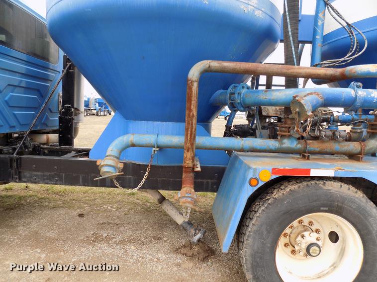 image for item DD3671 2007 International 7600 bulk cement truck