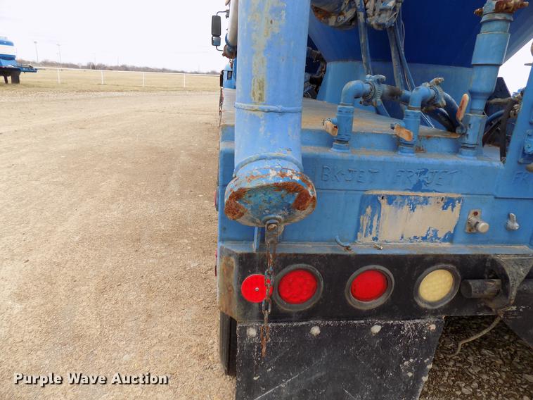 image for item DD3671 2007 International 7600 bulk cement truck