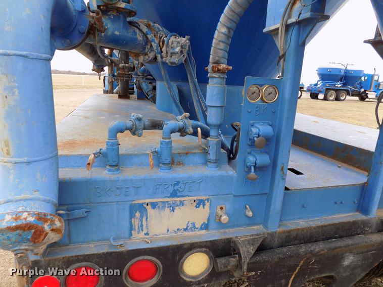 image for item DD3671 2007 International 7600 bulk cement truck