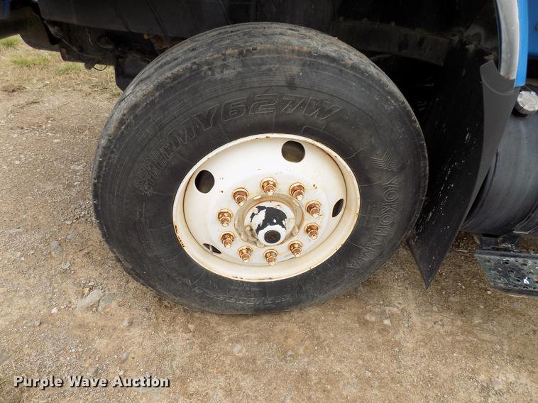 image for item DD3671 2007 International 7600 bulk cement truck