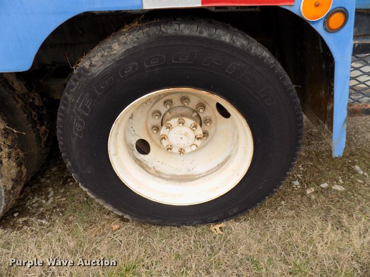 image for item DD3671 2007 International 7600 bulk cement truck