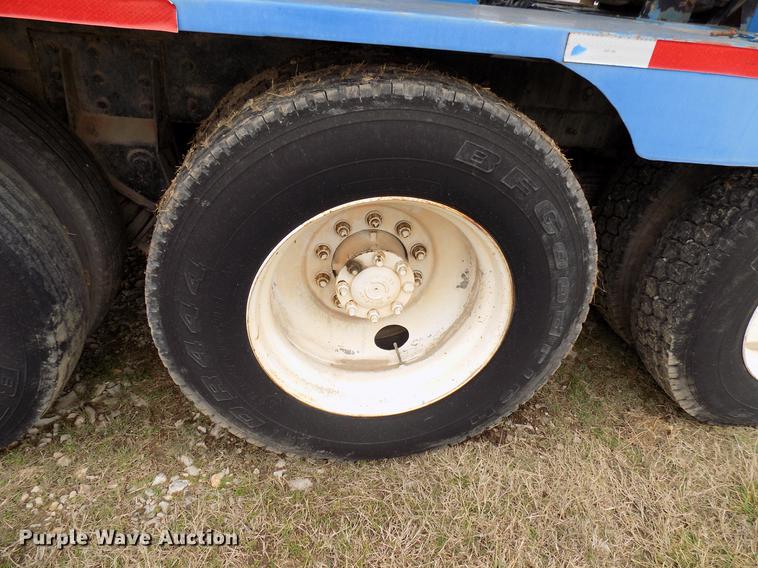 image for item DD3671 2007 International 7600 bulk cement truck