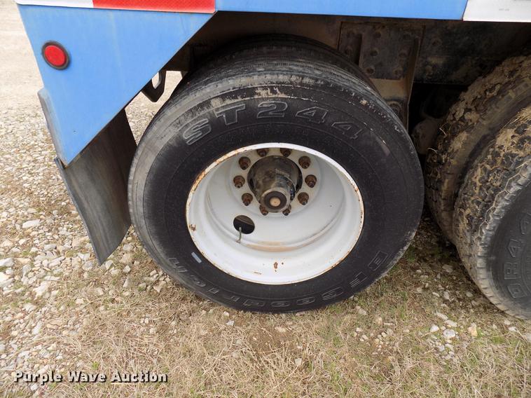 image for item DD3671 2007 International 7600 bulk cement truck